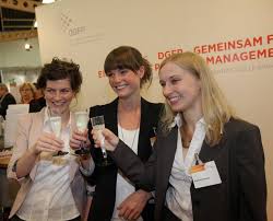 Tatjana Huber (Mitte) gewinnt den 3. Preis für die beste Bachelorarbeit im Bereich Personalführung, ausgezeichnet durch die Deutsche Gesellschaft für ...