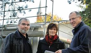Dach wird saniert (von links): Abteilungsleiter Stephan Schnepf, Bauleiterin Angela Zingler sowie Bereichsleiter Peter Zink Foto: gertrude siefke