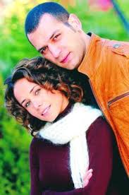 لكل محبي الدراما التركية تعلو شوفو حبايبكم الممثلين مع ازواجهم و زوجاتهم Images?q=tbn:ANd9GcSOleqCBeNCysjX0b_0Fuf0_R8oYJ7R5sUEynVmHLRXzzhkWudNjA