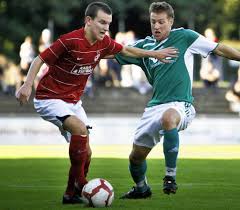 ... aus dem Derby vom September des vergangenen Jahres in Offenburg: OFV-Spieler Dennis Kopf behauptet den Ball gegen den Schutterwälder David Halsinger.