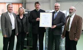 Übergabe des ISO Zertifikats an SENSOPLAST durch den TÜV Rheinland am 26.4.2010: v.l.n.r.: Rainer Busch (Managing Partner); Sabine Steinborn-Dornan ...