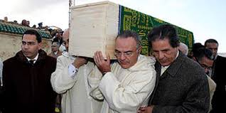 Plusieurs personnalités ont salué la mémoire du grand dramaturge et parolier Ahmed Tayeb El Laâlej, inhumé dimanche après-midi au cimetière Bab Ftouh à Fès, ... - ahmed_tayeb_el_alej-funerai-(2012-12-03)