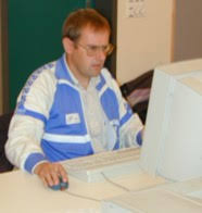 Alois Fässler beim Erstellen der Rangliste. Alois Fässler im Rennbüro bei der Erstellung der Rangliste für den 20. Wildspitzlauf 2001. - Auswertung
