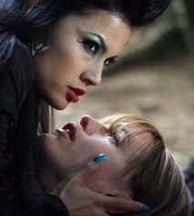 Tifoidea Mary besa que te mueres, nunca mejor dicho. Argumento Alguien contrata a Elektra para que mate a una víctima sin nombre en una isla. - elektra