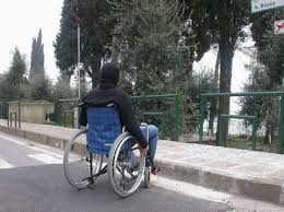 SIENA NO ALLA MACELLERIA SOCIALE I DISABILI DICONO BASTA disabile e marciapiedi