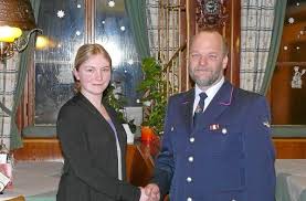Abteilungskommandant Karl Lörcher freut sich über Alexandra Schlecht als erste Frau in der Aichelberger Feuerwehr Foto