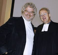 Volker Renz (links) wird von Landesjugendpfarrer Thomas Schalla aus seinem bisherigen Dienst für den evangelischen Kirchenbezirk Lahr verabschiedet.