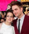 That's better: Kristen and Robert both raised a smile for photographers at ... - article-1319630-0A31C3DD000005DC-449_468x538