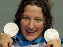 Antje Buschschulte zeigt 2007 in Berlin beim Schwimm-Weltcup ihre ...