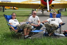 Dieses Foto zeigt nach erledigter Arbeit den Piloten der PZL 106 Kruk, Dieter Gehling ( rechts ) vor seiner Maschine sitzend, zusammen mit Astrid Gehling ...
