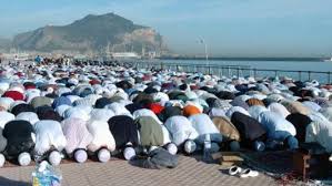 La Preghiera  Islamica passo a passo Images?q=tbn:ANd9GcSqafIItw7ETveNE2lrRFaeOPtqpDiC4p3r9A09LmaUhs43FSuR