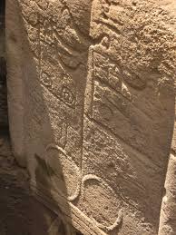 Petroglifos en la espalda de un moái