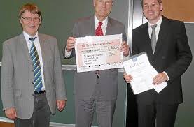 Freude über den John-Todd-Preis für Daniel Kressner (ganz rechts). Es gratulierten stellvertretend Professor Gert-Martin Greuel (links) und Professor ...