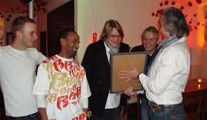 2008: Dirk Grünstäudl überreicht dem plan b-Team \u0026quot;seinen\u0026quot; Award