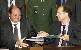 Wolfgang Höcker, ärztlicher Direktor des Zentrums für Psychiatrie (links), und Landrat Tilman Bollacher unterzeichnen den Vertrag. Foto: Herbst - 9180485