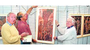 Organisator Frank Klimmek und Kirchenratsmitglied Günther Suhr halfen den 74-jährigen Künstler Heinrich Schüler beim Aufbau der neuen Ausstellung „Ludwig ...
