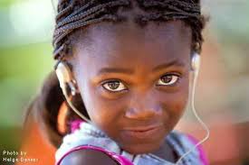 ... ist eine Organisation zur Unterstützung von Kindern mit Sprach-, Sprech- und Hörstörungen. Direktorin und Mitbegründerin von CLaSH ist Heide Beinhauer. - the-association-for-children-with-language-speech-and-hearing-impairments-of-namibia-clash