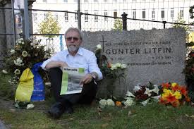 Todestag erinnerte Carl-Wolfgang Holzapfel an den 3tägigen Hungerstreik vor 49 Jahren; für 3 Stunden setzte er sich wieder an den Gedenkstein für Günter ... - rgg_2011-08-24-14-54-58_002