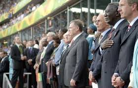 Bundespräsident Horst Köhler (M.) und John Agyekum Kufuor, Präsident Ghanas, während eines Fußballspiels (Italien-Ghana) im Stadion von Hannover (r. - Ghanaischer-Praesident-Kufuor-2