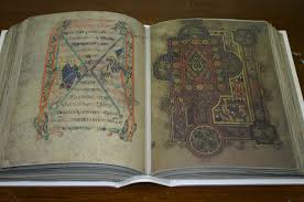Le plus beau manuscrit *les 4 évangiles* enluminé du monde Images?q=tbn:ANd9GcT_3RfsMiRiDxApS_5glyetOv3p3YmofeYgBuRmhyCdmKa1zhfx