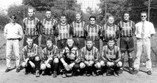 Mannschaft Saison 1996/97 – stehend von links: Trainer Dietmar Bent, Manfred Thyssen, Rüdiger Steil, Jürgen Prangenberg, ... - 2_mannschaft1996-97