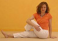 Yoga-Lehrerin Susanne Weiler zeigt den \u0026quot;halben Drehsitz\u0026quot; - eine gute Anfängerübung