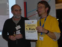 Bernhard Lusch (links) und Georg Heizmann vom Spielmobil Freiburg freuen sich über den Innovationspreis - spielmobil-lusch0911
