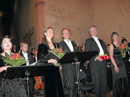 Das Foto zeigt die Solisten Doksuk Jeon-Raber, Michaela Dobmeier, Andreas Weller und Thomas Dobmeier zusammen mit Dirigentin Heike Hastedt.