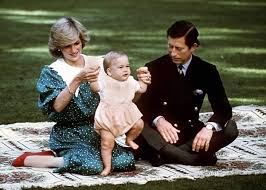 William Arthur Philip Louis Mountbatten-Windsor wurde am 21. Juni 1982 - william-arthur-philip-louis-mountbatten-windsor-wurde-am-21-juni-1982-in-london-geboren-dieses-foto-stammt-vom-23-4-1983-und-zeigt-william-mit-seinen-eltern-lady-diana-und-prinz-charles-in-australien