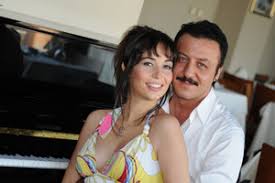 لكل محبي الدراما التركية تعلو شوفو حبايبكم الممثلين مع ازواجهم و زوجاتهم Images?q=tbn:ANd9GcTzmO_u9AJt7Dp2t9X_FyOtX3Nu1c6zq2ufoo7rgoSak5hVD7A8