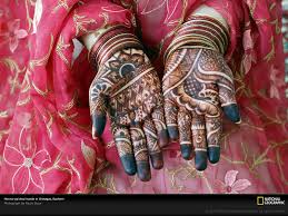 رسومات حنه لاحلي بنات في احلي منتدي............ يارب تعجبكوا  Henna-painted-hands-72964267-lw