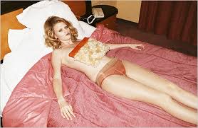Siêu mẫu Hà Lan Lara Stone nóng bỏng, hoang dã trong chuồng cọp