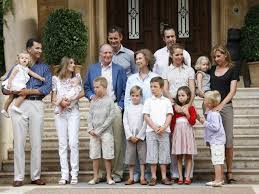 http://t1.gstatic.com/images?q=tbn:F8_Zsy2IXPW-AM:http://lewebpedagogique.com/hispadictos/files/2008/05/familia-real.jpg