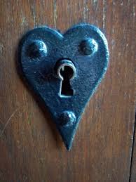 La serrure sans la clé http://t1.gstatic.com/images?q=tbn:HUDlb-MHCm4QRM:http://betty.my.tripper-tips.com/photo/serrure-en-forme-de-coeur.-il-ne-manque-plus-que-la-cle-du-coeur-700-4606.jpg