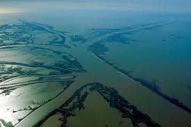 Swollen Mississippi weaves