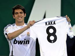  2009 Kaka-Real-Madrid-Signing-Bernabeu-05_2323686.jpg