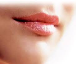 يقال :::: ان جمال المرأة ثلاثه Woman_lips