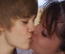 Justin Bieber Kissing A Girl: