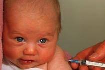 Минздрав угрозы жизни не отрицает, но смерть малышей с прививками не связывает