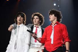 https://t1.gstatic.com/images?q=tbn:9cyp9sFuRvvarM:https://www.inforo.com.ar/files/images/Foto-de-The-Jonas-Brothers-3.preview.jpg&t=1