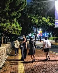 길거리뒷모습'|자전거를 타는 여자의 뒷모습 로열티 무료 사진, 그림, 이미지 그리고 스톡포토그래피. Image 47138631