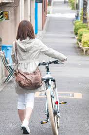 길거리뒷모습'|목발을 사용하여 거리를 걷고있는 남자의 뒷모습 로열티 무료 사진, 그림, 이미지 그리고 스톡포토그래피. Image 40394517