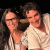 H Demi Moore αγκαλιά με τον Χριστόφορο Παπακαλιάτη στους Παξούς