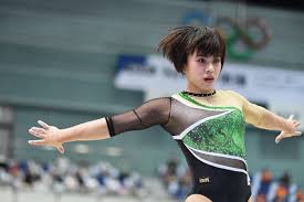 女子　体操|パリ五輪】体操女子団体決勝のヘアメイクを紹介 バレエコアで人気のリボンは今回も - WWDJAPAN