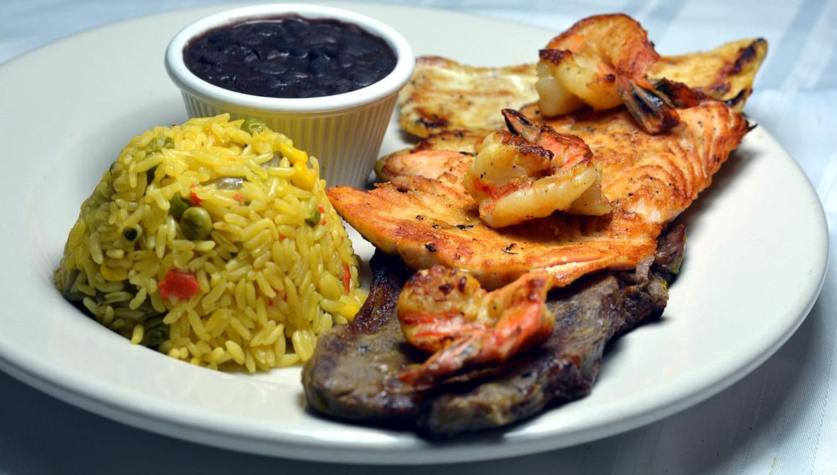 Pupuseria Mana by null