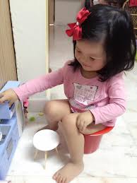 女孩尿 |トイレに放尿少女 - おまるのストックフォトや画像を多数ご用意 - おまる, 写真, タイツ - iStock