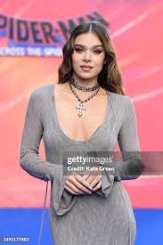 Hailee steinfeld smolders tight nude gown world premiere dickinson jpg x Hailee steinfeld sex
