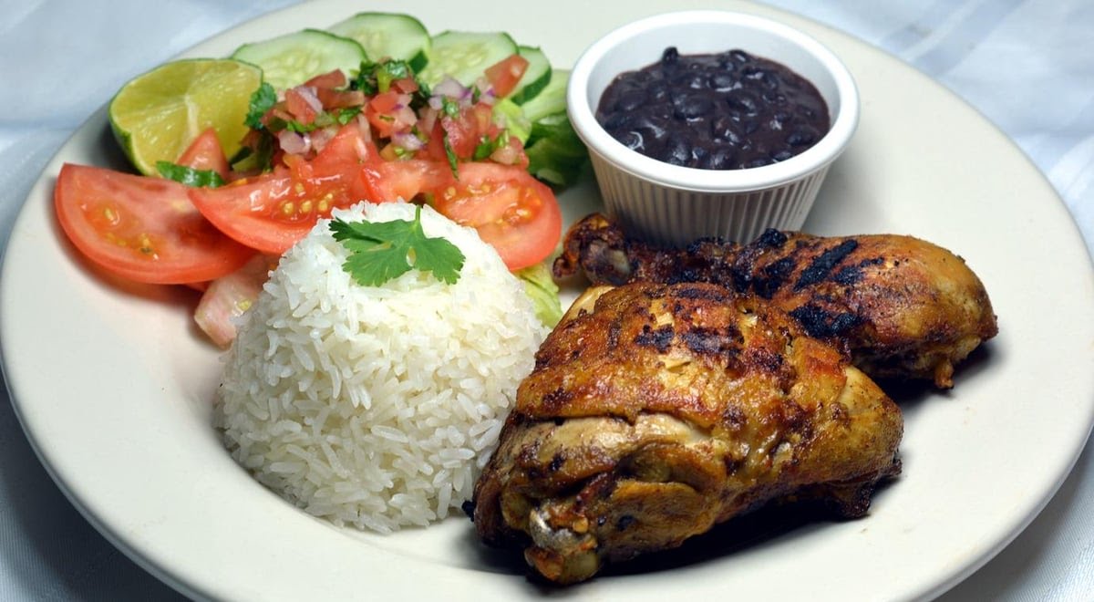 Pupuseria Mana by null