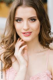 Very young girl nude|裸の肩を持つ若く美しい女の子のポートレート、ゆったりした髪、歯のような微笑み写真素材468288335 | Shutterstock