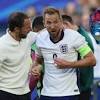 Harry Kane zostaje posłany w stronę Garetha Southgate'a i zderza ...